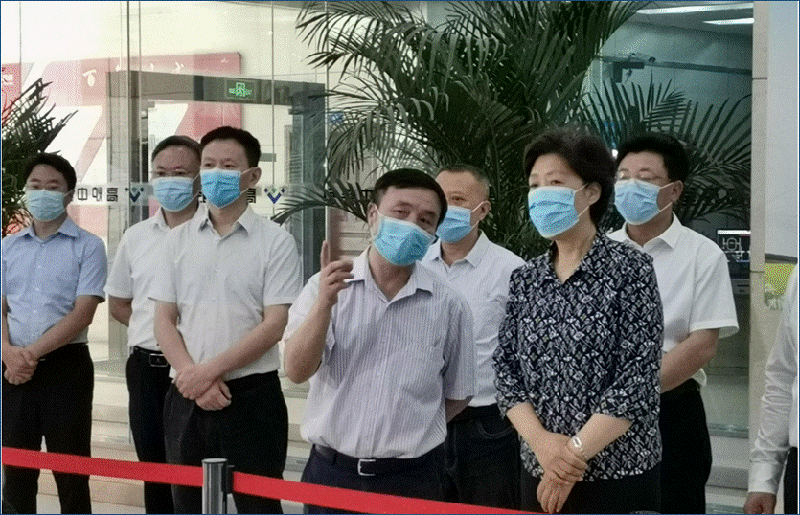 省委常委、統(tǒng)戰(zhàn)部長(zhǎng)、省總工會(huì)主席田向利調(diào)研川威連界基地并慰問(wèn)一線(xiàn)員工(圖1)