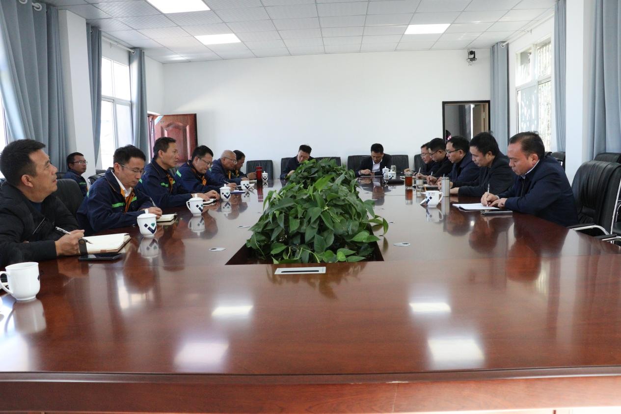 集團(tuán)公司董事長王勁蒞臨礦業(yè)總公司會理片區(qū)視察工作(圖3) 集團(tuán)公司董事長王勁蒞臨礦業(yè)總公司會理片區(qū)視察工作(圖3)