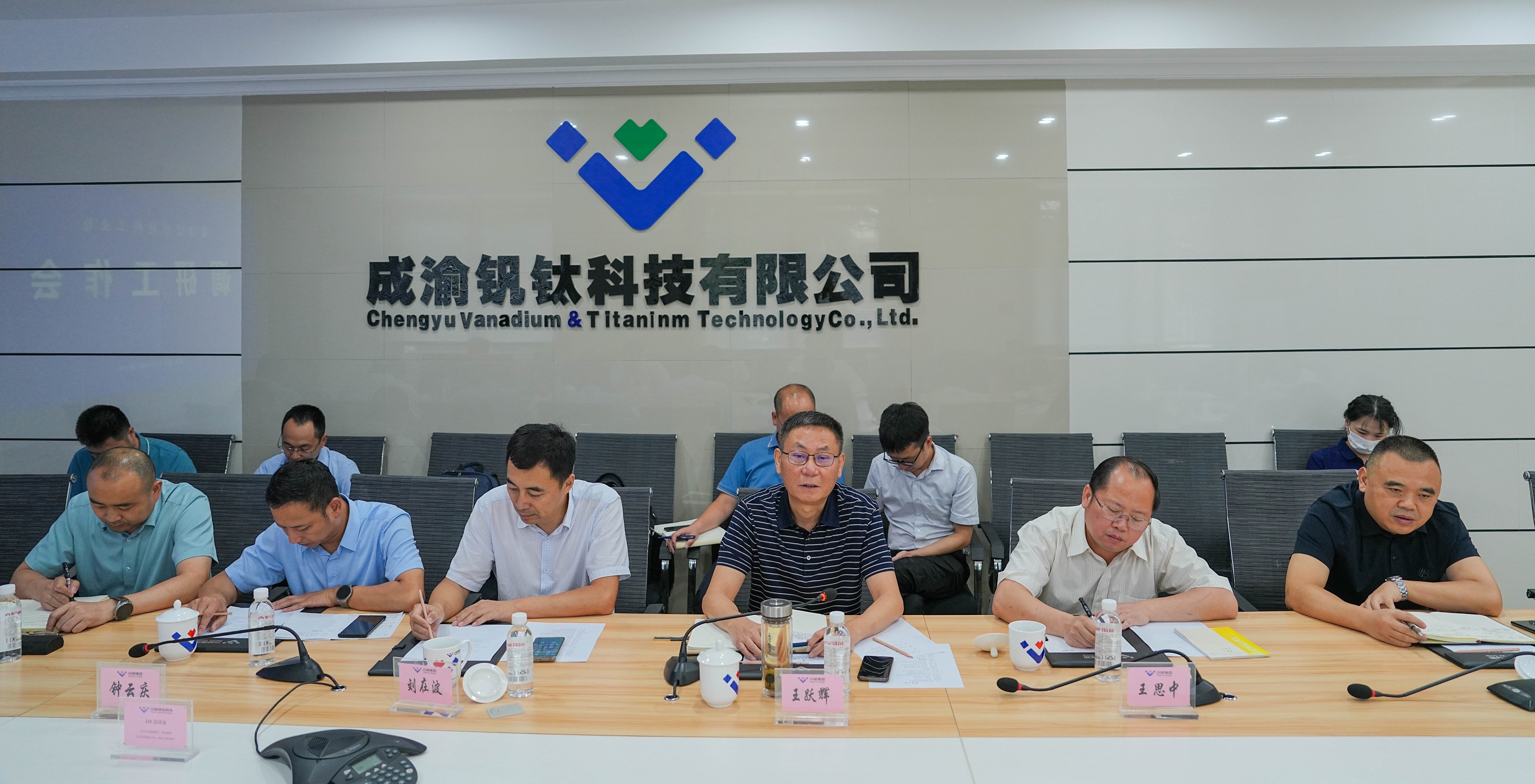 省經(jīng)信廳材料工業(yè)處處長(zhǎng)卿家勝一行調(diào)研川威(圖3)